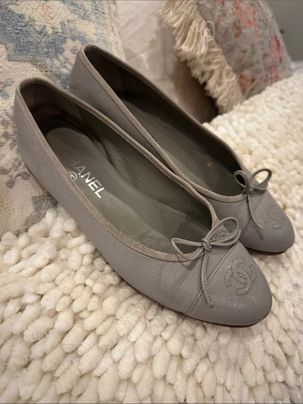 CHANEL Gray Leather Ballet Flats with CC Medallionr size 38